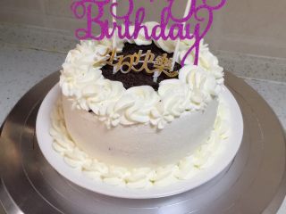 生日蛋糕,用六齿或八齿裱花嘴挤出花纹，插好饰品。
