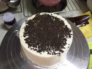 生日蛋糕,三层放好抹面，上面撒上巧克力碎，（如果抹面不平可以整个蛋糕都撒上巧克力碎，盖一盖😄）
