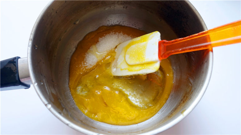 芒果淋面慕斯蛋糕,.芒果泥+细砂糖+葡萄糖浆一起加热，搅拌，至砂糖完全融化后，煮至沸腾，离火。
