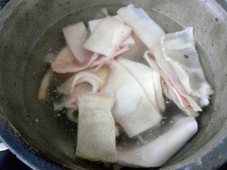 猪皮冻,猪皮拔干净毛凉水放入，煮沸焯烫2—3分钟