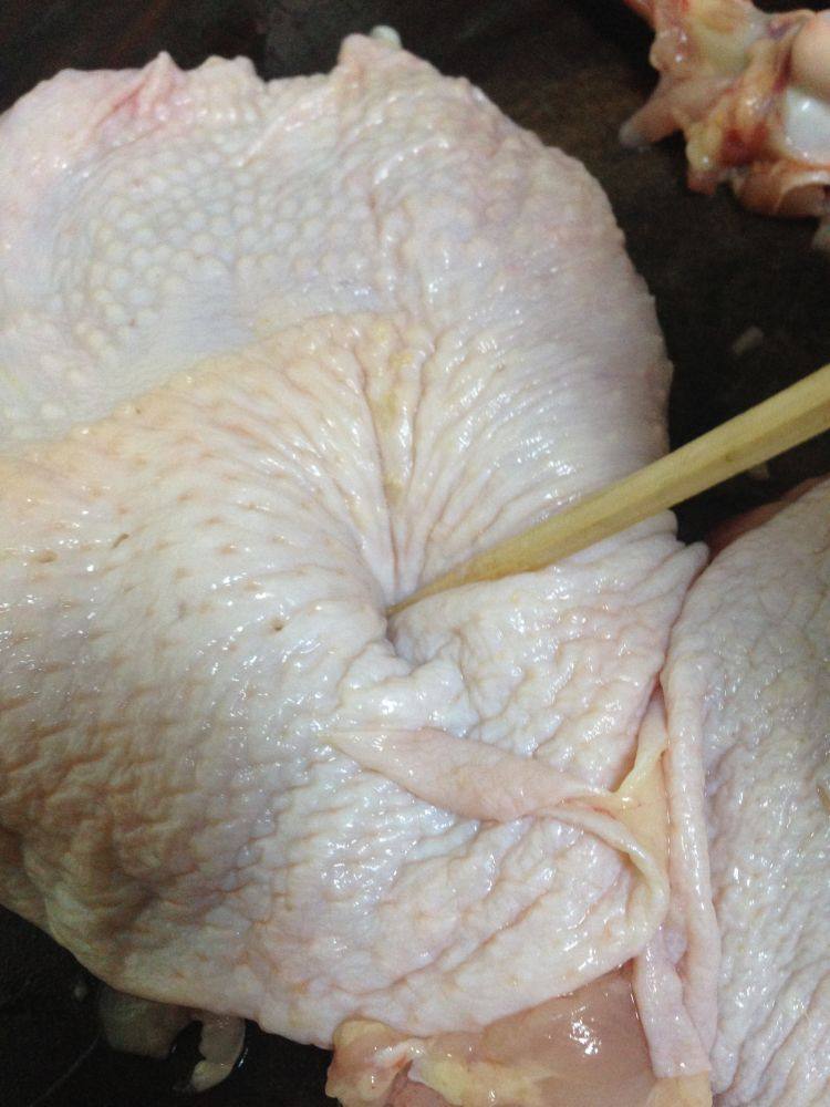 照烧鸡腿饭,用竹签子或是叉子在鸡皮处扎一些眼，这样可以防止皮缩