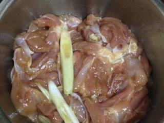 照烧鸡腿饭,多抓一会，抓到所有液体调料吃进肉里，加盖腌制1-2小时