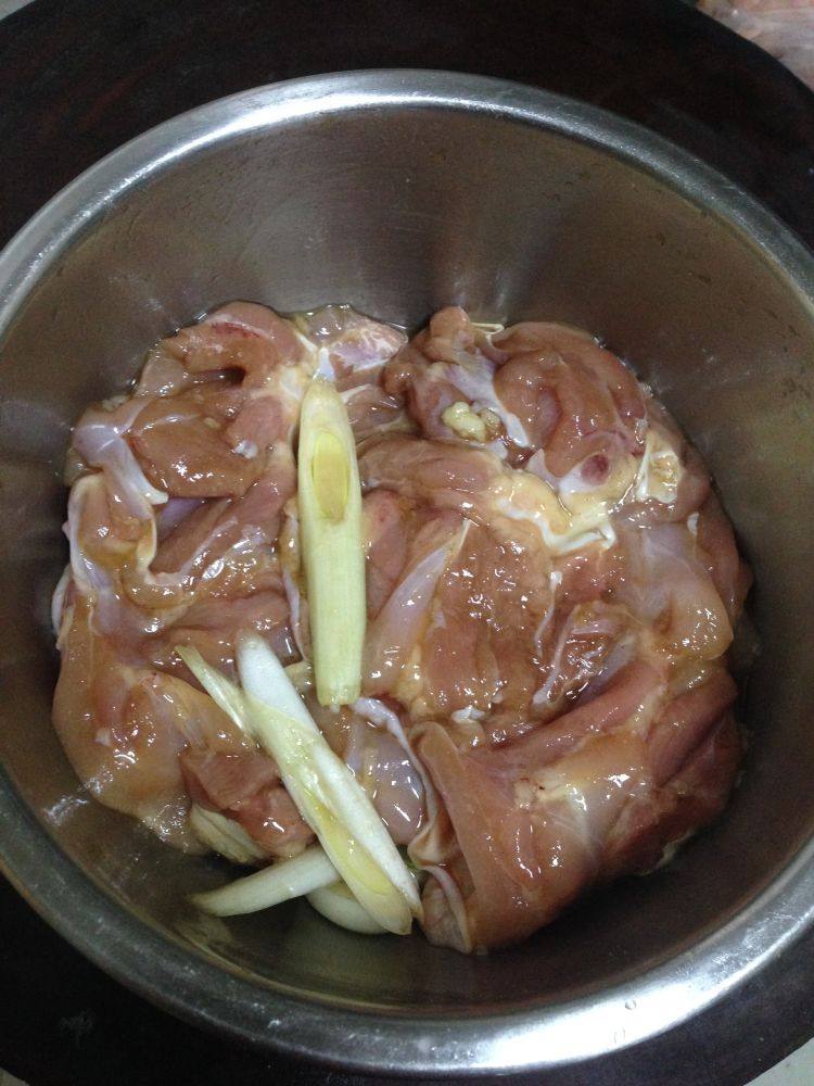 照烧鸡腿饭,多抓一会，抓到所有液体调料吃进肉里，加盖腌制1-2小时