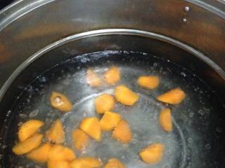 照烧鸡腿饭,锅内加水、加盐、加几滴食用油烧开，下入胡萝卜煮2-4分钟