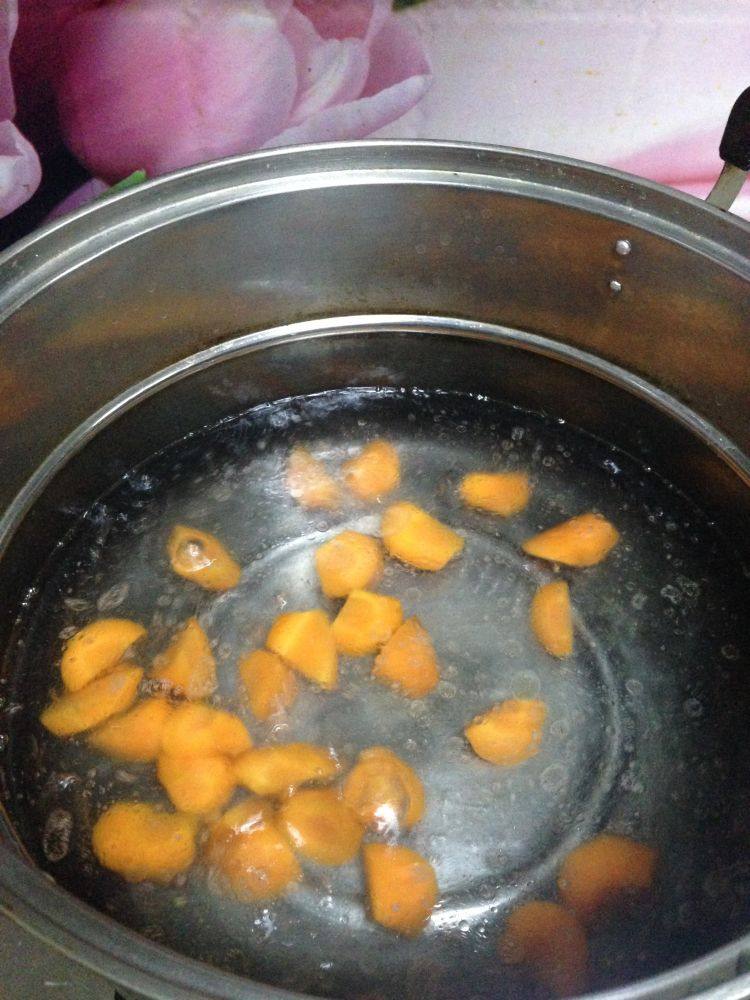 照烧鸡腿饭,锅内加水、加盐、加几滴食用油烧开，下入胡萝卜煮2-4分钟