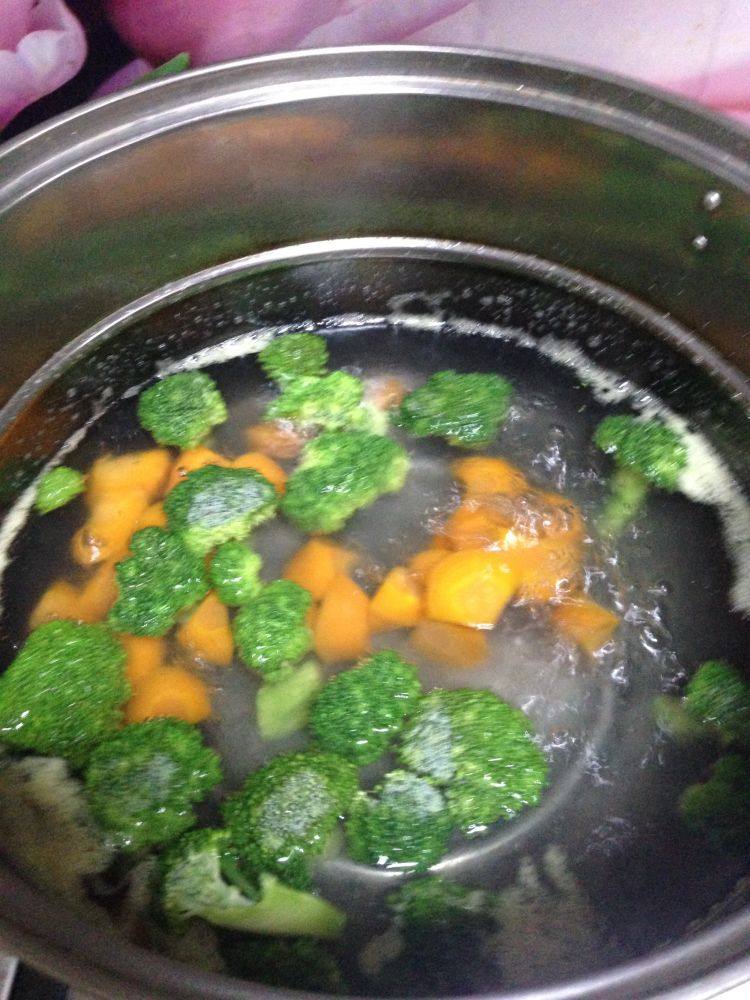 照烧鸡腿饭,加入西兰花煮至开锅，立马捞出入冷水过凉备用