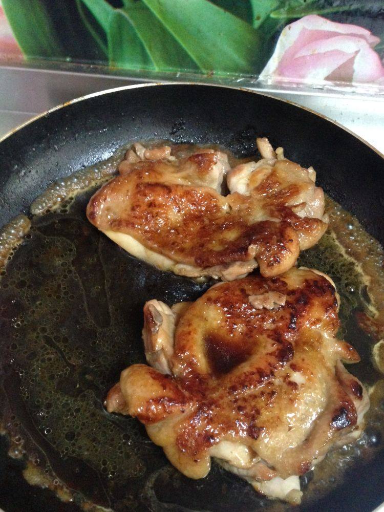 照烧鸡腿饭,同样煎至表面金黄，中途可以多翻几次，以达到成熟度一致。