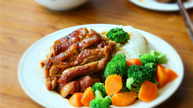 照烧鸡腿饭,最后，鸡腿切块搭配米饭和配菜即可上桌。