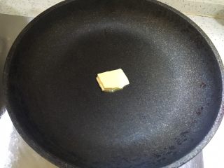 意大利面酱,锅内放入黄油融化。