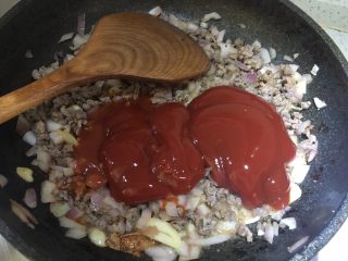 意大利面酱,放入番茄酱翻炒均匀，然后加入水淀粉加热2分钟后关火。