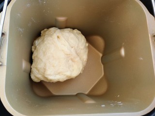 椰蓉牛奶小面包,除黄油外将所有材料放入面包机中，启动搅拌键