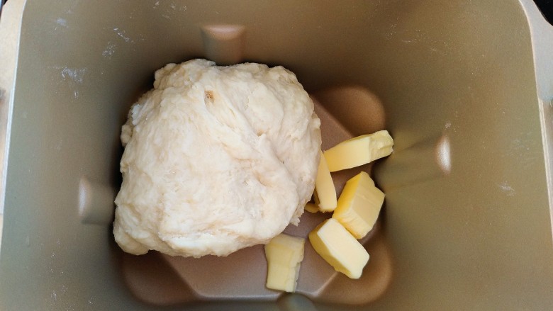 椰蓉牛奶小面包,揉到括展状态，放入黄油