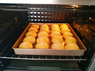 椰蓉牛奶小面包,烤箱中170°提前预热，预热后放入中层