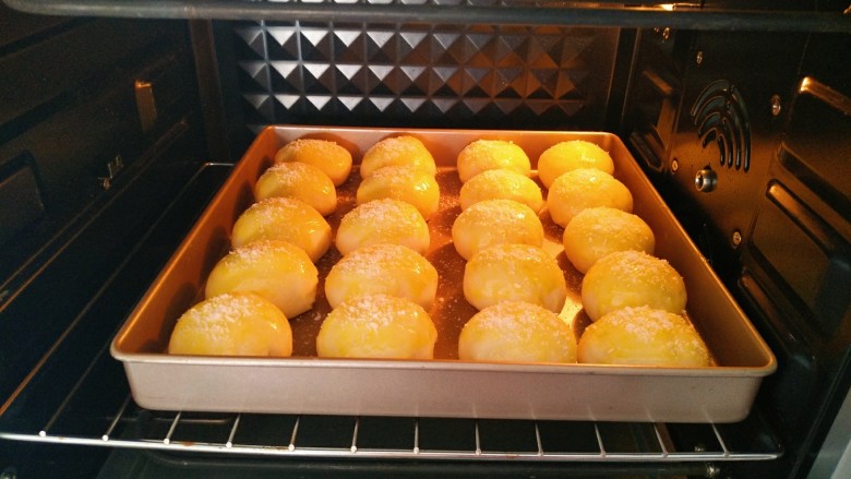 椰蓉牛奶小面包,烤箱中170°提前预热，预热后放入中层