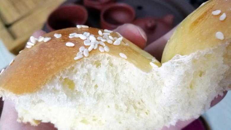 玉米油版\简易早餐面包,面包组织内部松软均匀。用来当早歺面包，汉堡包非常合适。        2018.1.30制作