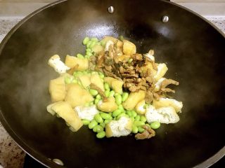 油豆腐焖毛豆,加入炒好的肉丝翻炒