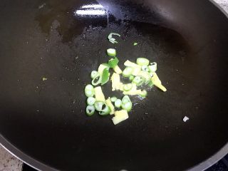 油豆腐焖毛豆,起油锅，下葱姜炒香