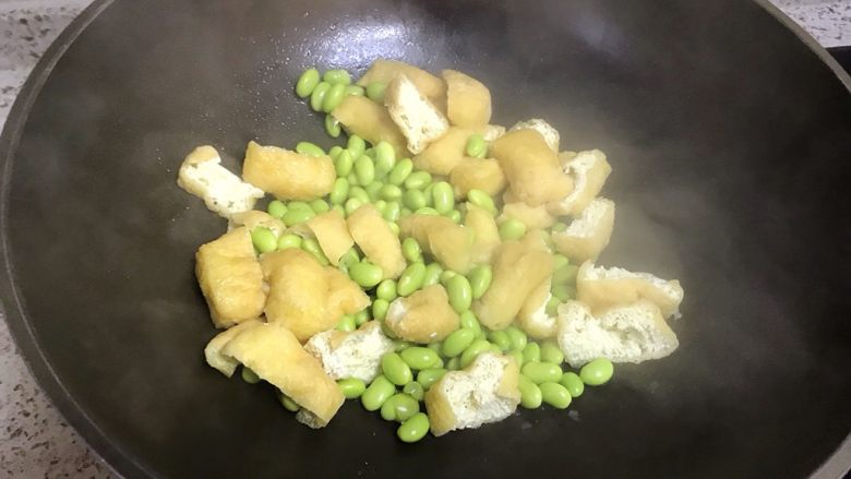 油豆腐焖毛豆,收干水分