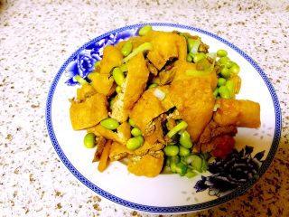 油豆腐焖毛豆,出锅装盘