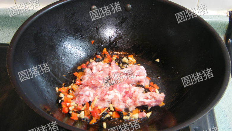 豆豉炒肉丁——不知不觉两碗饭,放入猪肉碎，小火煸炒至出油脂。