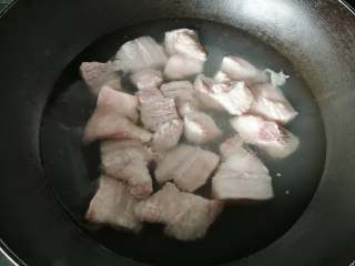 草菇烧肉,热水下五花肉块，煮沸捞起，洗去浮沫沥干备用