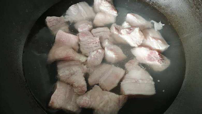 草菇烧肉,热水下五花肉块，煮沸捞起，洗去浮沫沥干备用