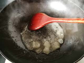 草菇烧肉,剩下的油不用倒掉，放入冰糖炒制琥珀色