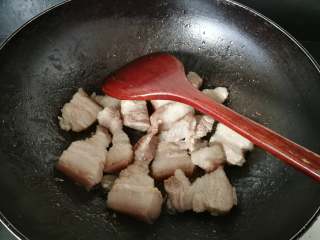 草菇烧肉,倒入沥干好的五花肉，翻炒上糖色
