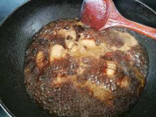 草菇烧肉,放入适量的盐和清水，开大火煮沸