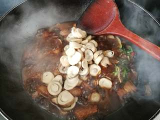 草菇烧肉,再把炒熟的草菇倒入，烧制草菇入味，吸收汤汁，再烧10分钟收汁即可