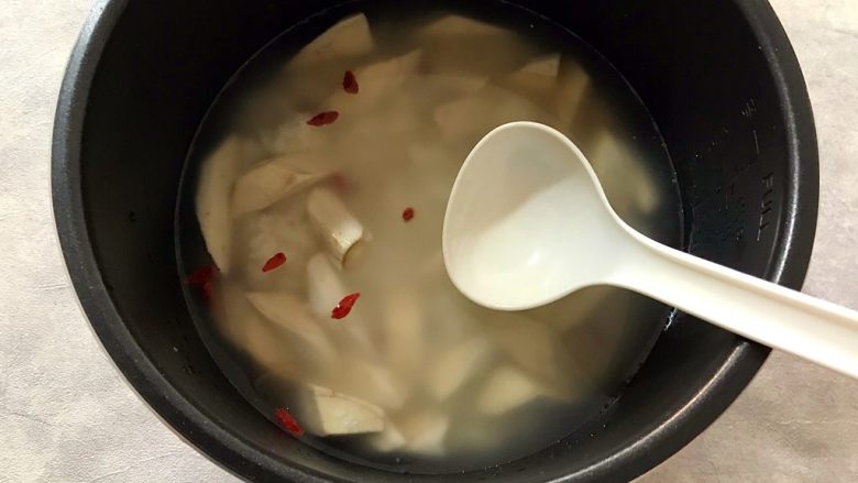 电饭煲～铁棍山药枸杞藜麦粥,用勺子稍稍搅拌一下