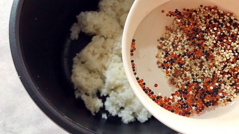 电饭煲～铁棍山药枸杞藜麦粥,将藜麦连同浸泡的水一起倒入锅内
