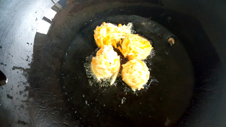 创新菜~素炸丸子,把萝卜丝搓成圆子，放入锅中。