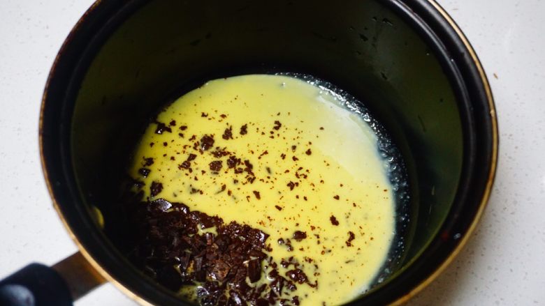 法斗巧克力慕斯蛋糕,蛋液降温至38度左右时加入巧克力碎