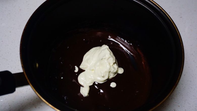 法斗巧克力慕斯蛋糕,最后加入打发后好的淡奶油