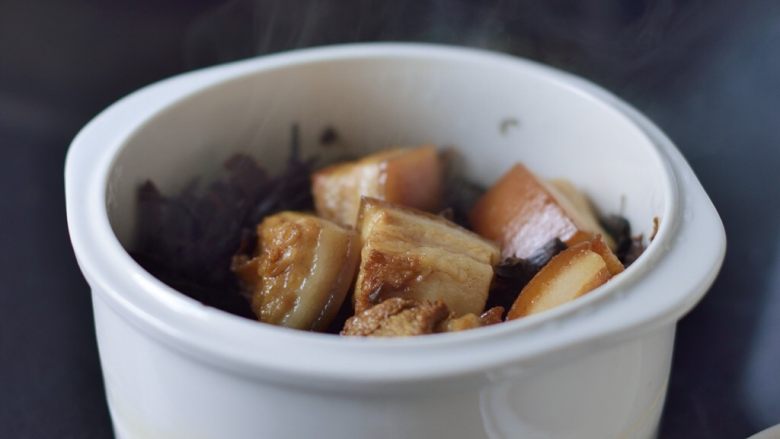 慢炖锅版梅干菜烧肉,再码一层五花肉，浇上煮肉的汤汁。