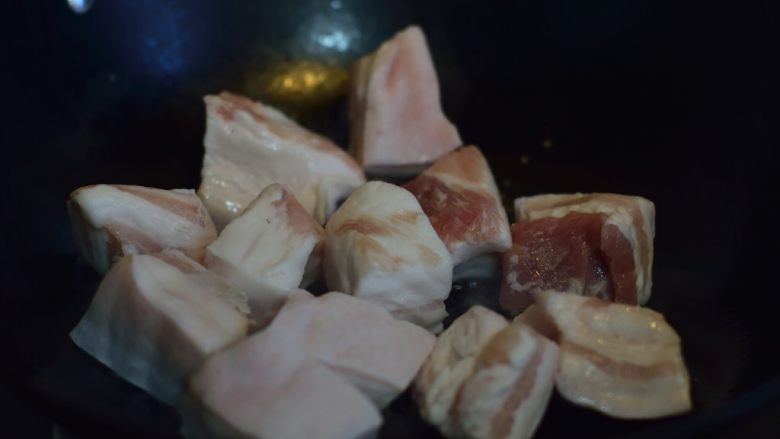 慢炖锅版梅干菜烧肉,下五花肉翻炒，炒出油脂，炒出糖色。
