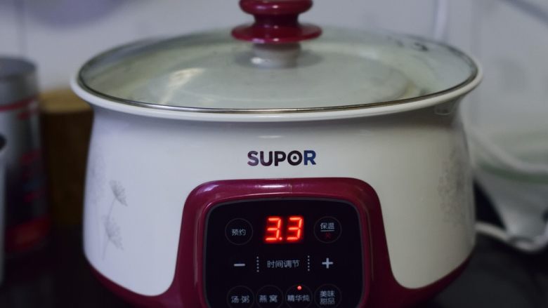 慢炖锅版梅干菜烧肉,加盖，入慢炖锅，隔水炖3个半小时。