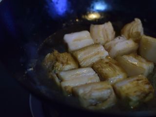 慢炖锅版梅干菜烧肉,略煮干。关火。