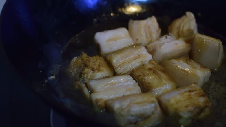 慢炖锅版梅干菜烧肉,略煮干。关火。