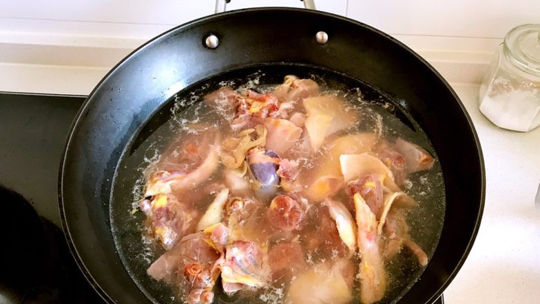 红蘑养生鸡汤,鸡肉剁块，凉水下锅，凉水下锅是为了让鸡肉中的血水慢慢渗出来。