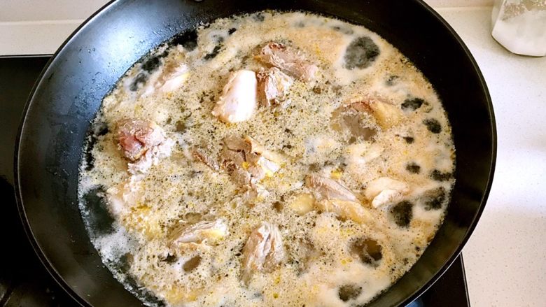 红蘑养生鸡汤,煮开后，再煮2～3分钟，把鸡肉捞出来放进砂锅中。