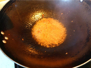 肉末烧豆腐皮,放入一勺豆瓣酱，炒香。