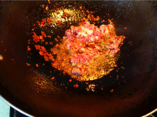 肉末烧豆腐皮,放入肉糜翻炒。