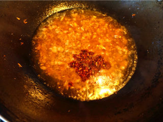 肉末烧豆腐皮,加入一碗清水，3大勺辣椒红油，大火烧开，转小火烧制2分钟。