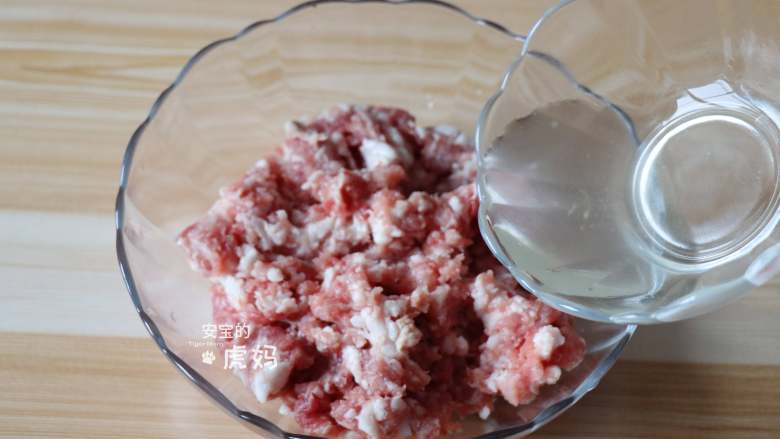蟹粉狮子头,花椒水分3次加入肉糜中，用筷子同一个方向搅拌均匀；