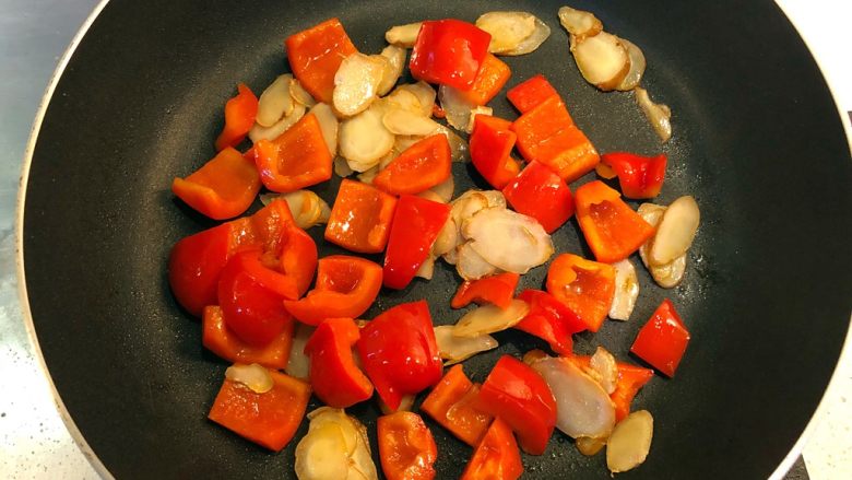 沙姜甜椒炒鱿鱼,加少量盐和水分炒熟。