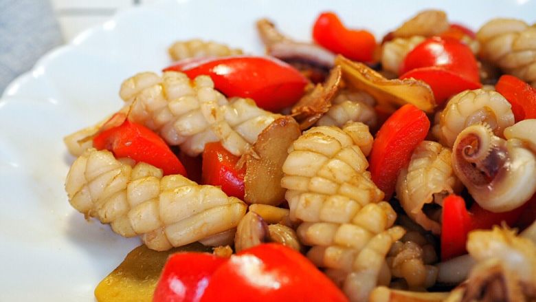 沙姜甜椒炒鱿鱼,颜色鲜亮，味道鲜美。