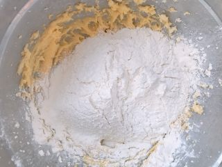 葡萄干奶酥,筛入低粉