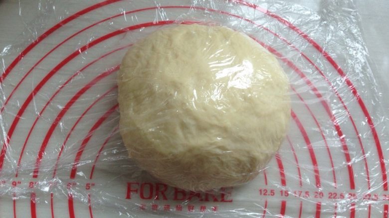肉桂核桃面包卷,发酵好后的面团，取出轻拍排气，滚圆，盖上保鲜膜松驰15分钟